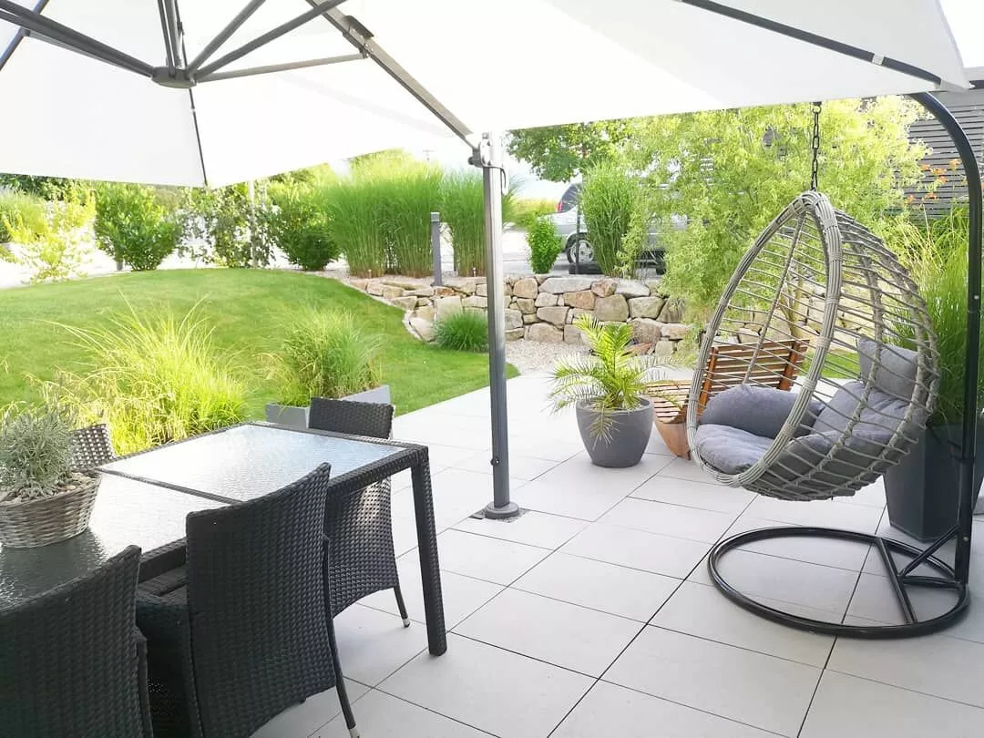 Beliani Rottinkinen Korituoli Jalustalla Harmaa TOLLO - Image 4