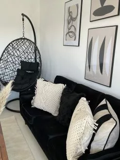 Beliani Riipputuoli Jalustalla Musta ALATRI -Beliani-myymälä undef src sa picid 800290 type whitesh image