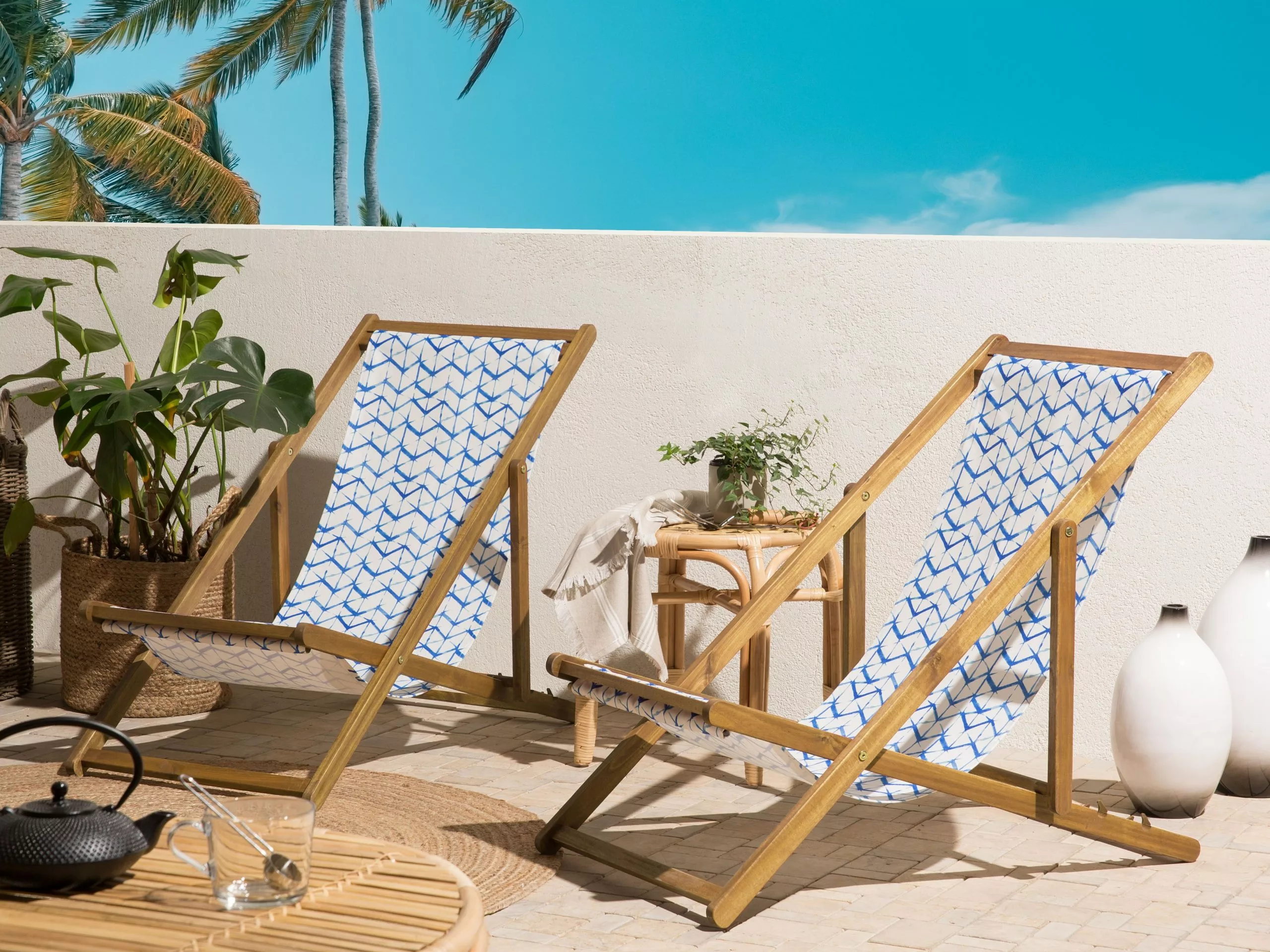 Beliani Vaalea Akaasiapuinen Aurinkotuoli Sinivalkoisella Siksak-kuviokankaalla 2 Kpl ANZIO 4 Beliani Vaalea Akaasiapuinen Aurinkotuoli Sinivalkoisella Siksak-kuviokankaalla 2 Kpl ANZIO - Image 2