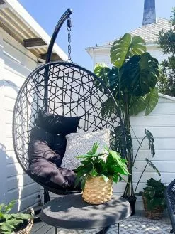 Beliani Riipputuoli Jalustalla Musta ALATRI -Beliani-myymälä undef src sa picid 809460 type whitesh image