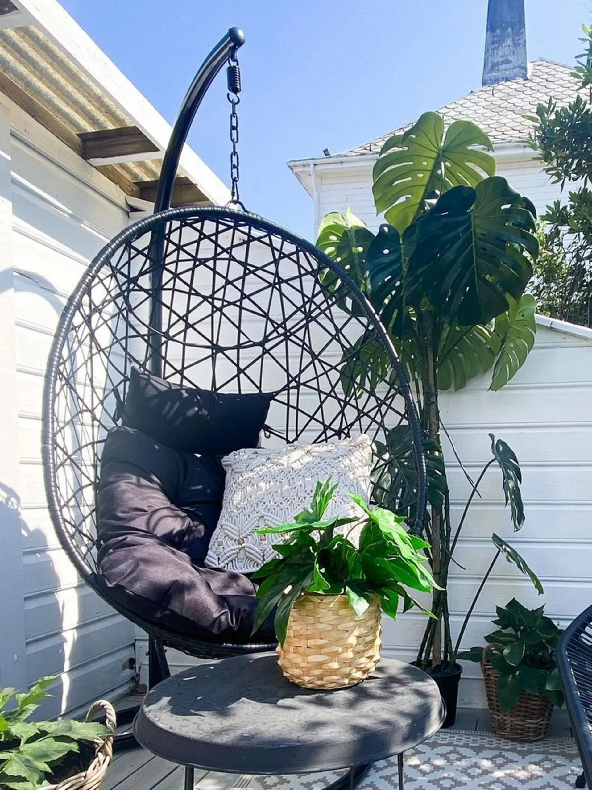 Beliani Riipputuoli Jalustalla Musta ALATRI - Image 5