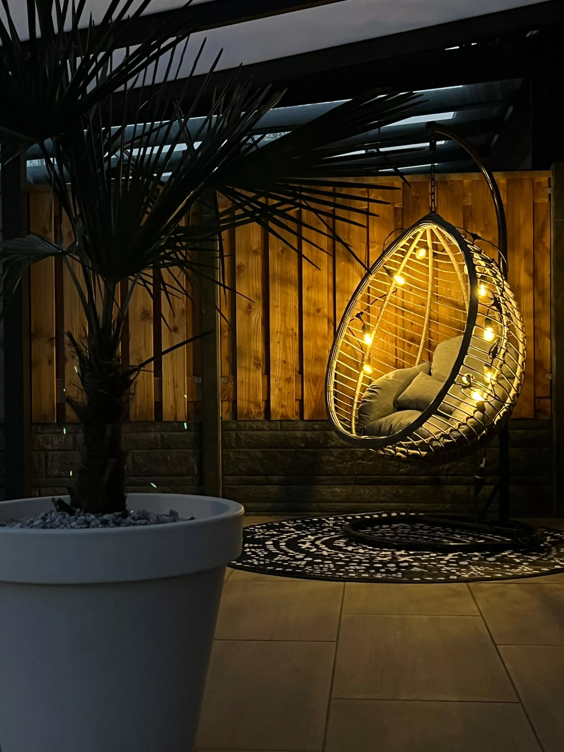 Beliani Rottinkinen Korituoli Jalustalla Harmaa TOLLO - Image 7