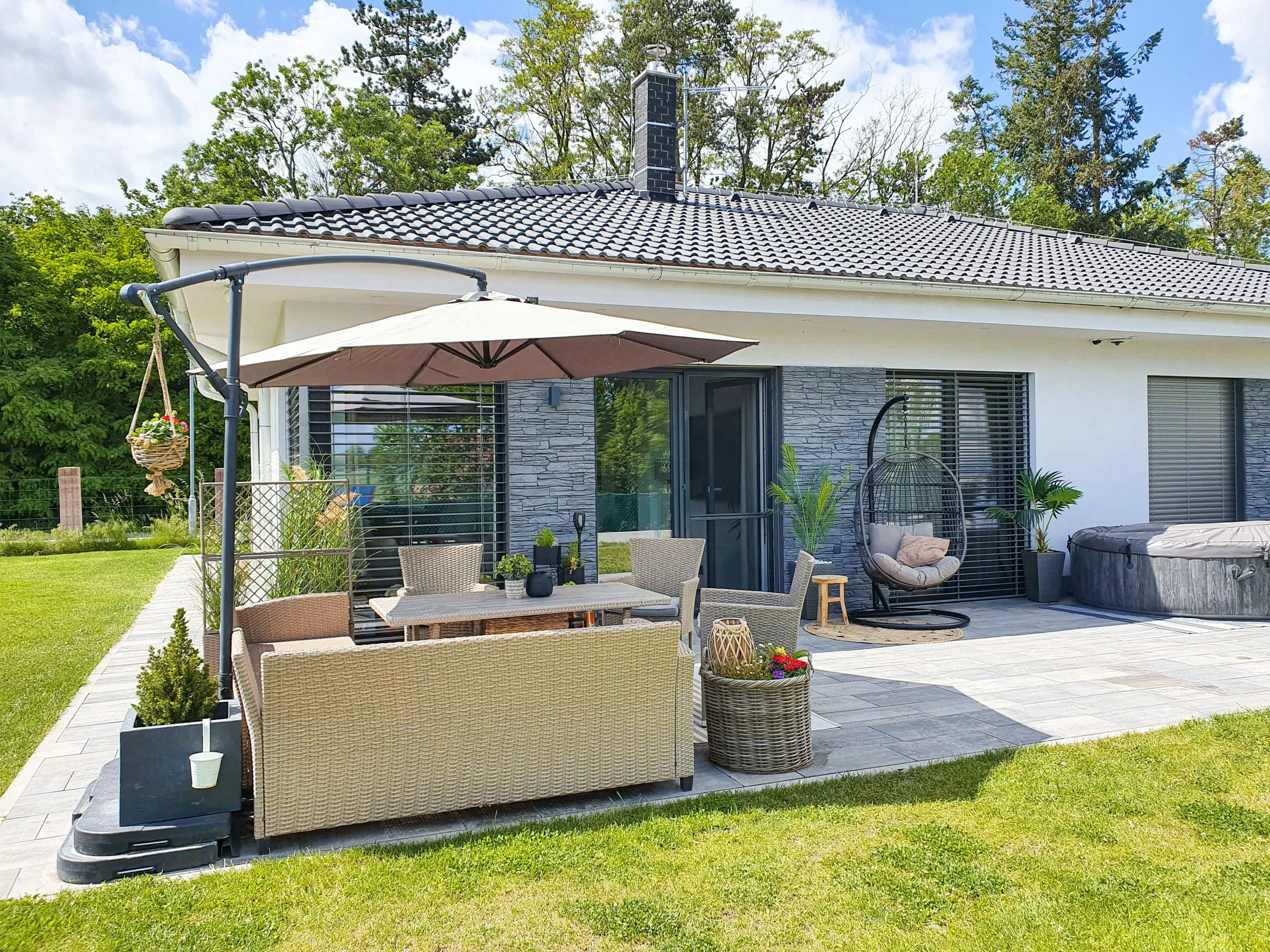 Beliani Riipputuoli Jalustalla Rottinkinen Musta ALBA - Image 4