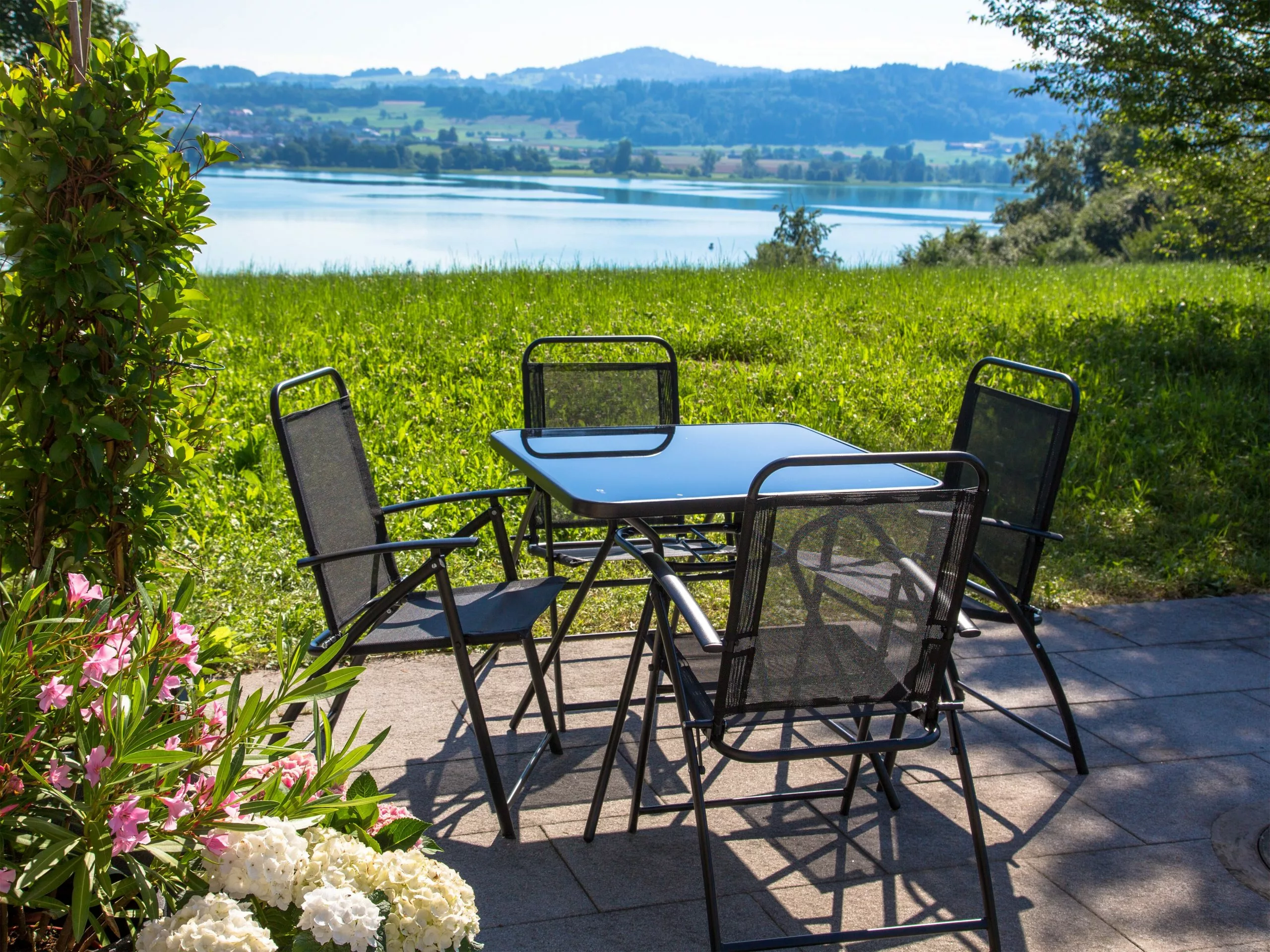 Beliani 4-istuttava Ulkoruokailuryhmä Teräs Musta LIVO 6 Beliani 4-istuttava Ulkoruokailuryhmä Teräs Musta LIVO - Image 4