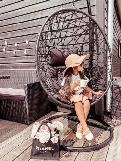 Beliani Riipputuoli Jalustalla Musta ALATRI -Beliani-myymälä undef src sa picid 828196 type whitesh image