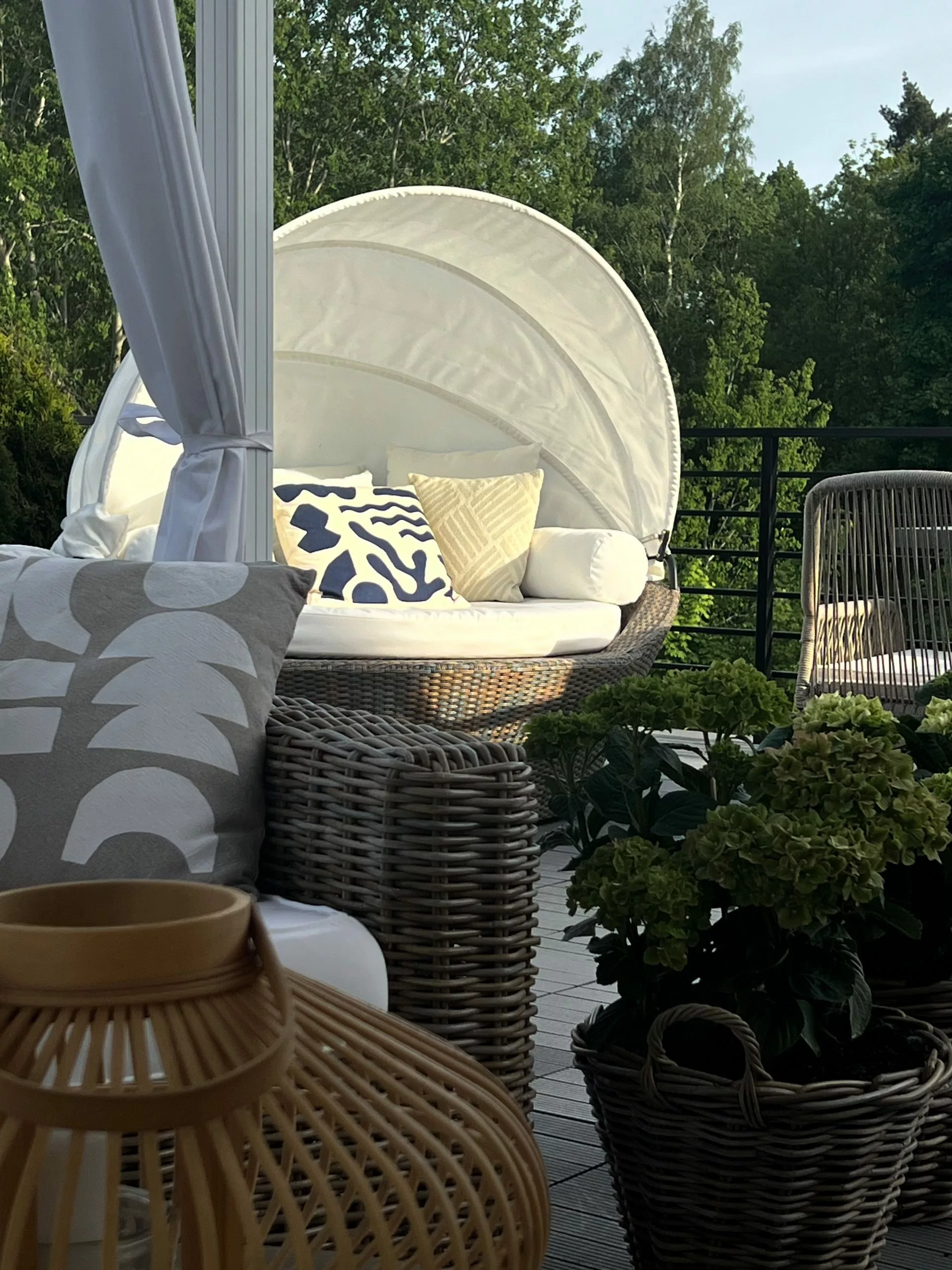 Beliani Kuitusementti Puutarhasetti 6 Tuolilla Harmaa OLBIA - Image 7