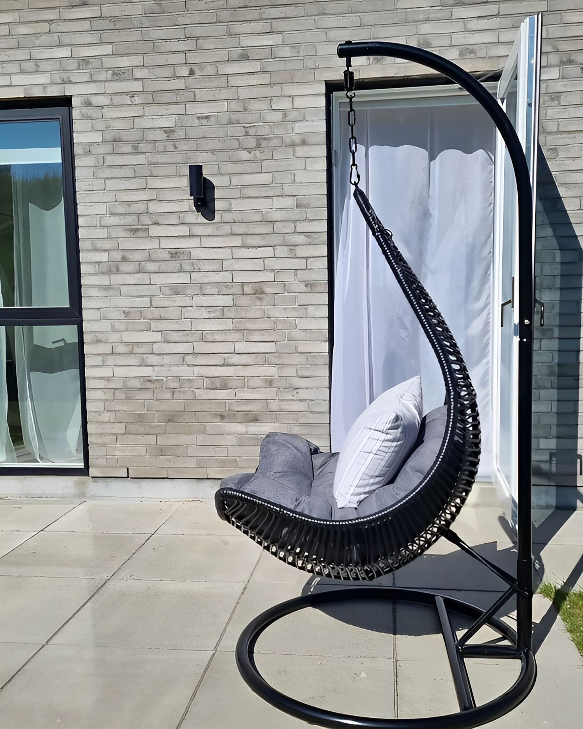 Beliani Riipputuoli Jalustalla Rottinkinen Musta ATRI - Image 3