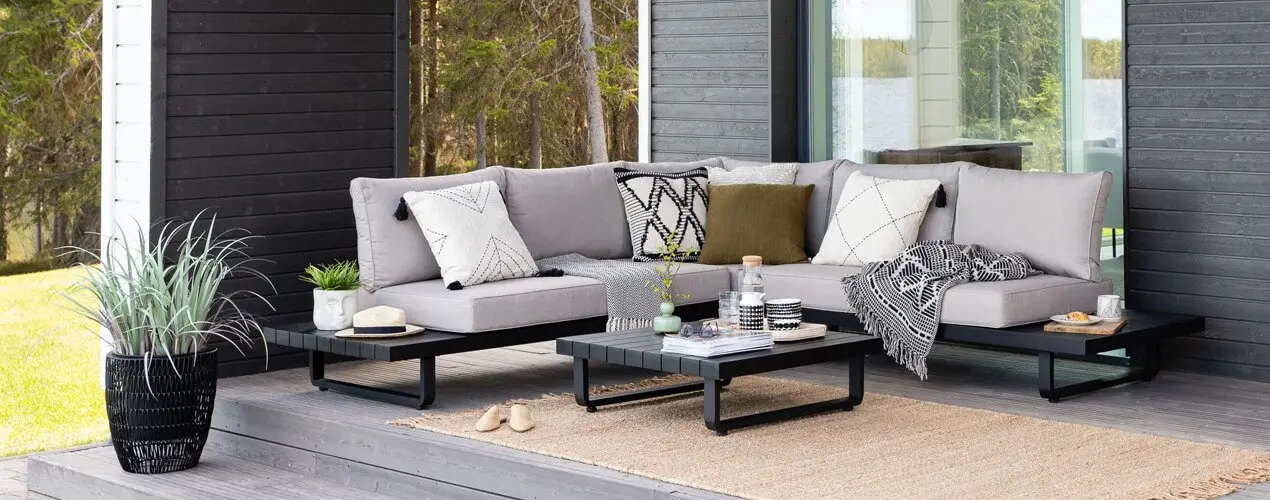 Edessä -Beliani-myymälä sohvat ulos